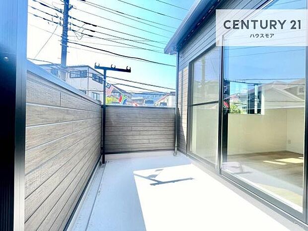 広々としているバルコニーです!お洗濯物を干すのはもちろん風に当たりながらくつろぎタイムが送れます!