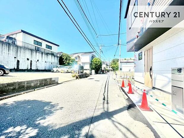 前面道路5.62m×4mの陽当り通風良好な角地です。車庫入れが苦手な方も安心ですね。