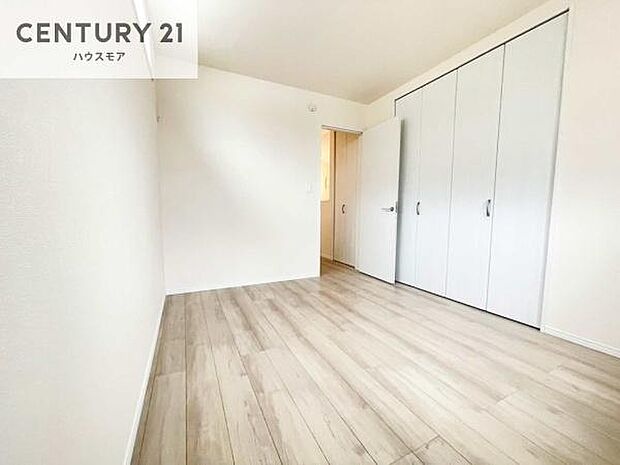 掃き出し窓がないお部屋は、お子様のお部屋としても安心です!収納スペースも充実しているので散らかったお部屋をサッと片付けられます!