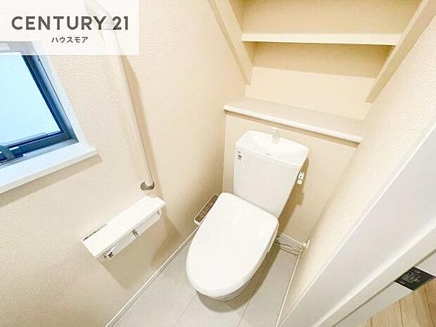 1・2階にトイレがございます!朝の忙しい時間帯も待たずにすみそうですね。白を基調とした清潔感のあるトイレでお手入れがしやすいです!