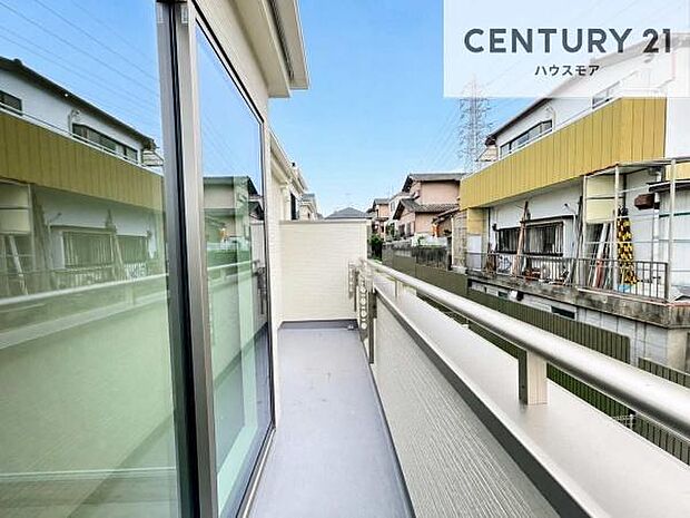 広々としたバルコニーで一日の始まりをスタート!お洗濯ものをたっぷり気持ちよく干せます!