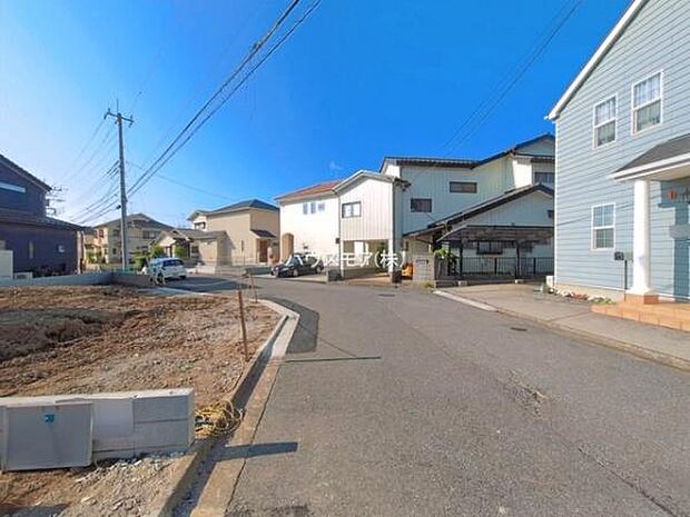 前面道路は6m×6m!陽当り良好な立地です。車庫入れが苦手な方も安心ですね。
