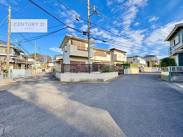 前面道路は5ｍ×6ｍ！陽当り良好な立地です。車庫入れが苦手な方も安心ですね。