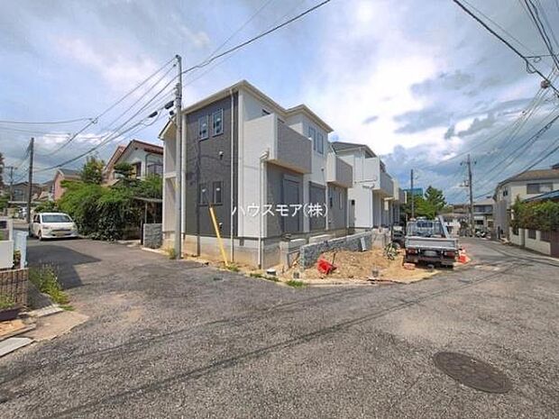 前面道路は4.5ｍ×4.5ｍ！陽当り良好な立地です。車庫入れが苦手な方も安心ですね。
