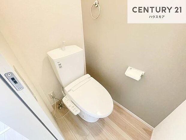 1・2階にトイレがございます！朝の忙しい時間帯も待たずにすみそうですね。白を基調とした清潔感のあるトイレでお手入れがしやすいです！