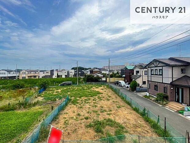 晴れた日には青い空を見渡せる開放的な時間を楽しめます。気持ちの良い風が通り抜ける街並みです！緑が映える眺望で癒されますね！