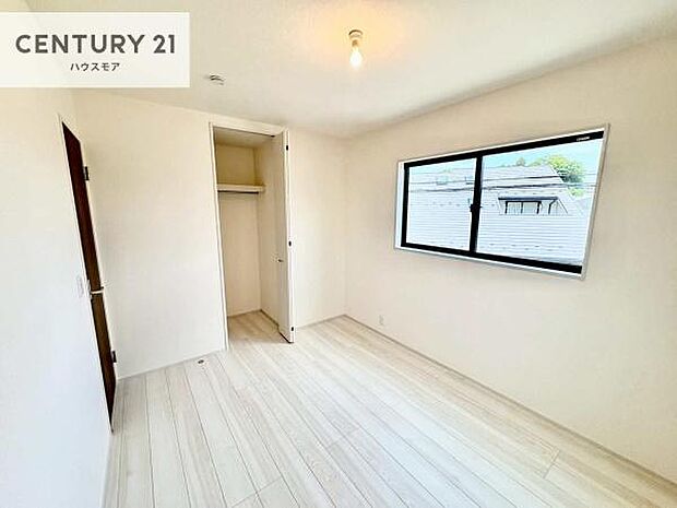 掃き出し窓がないお部屋は、お子様のお部屋としても安心です!収納スペースも充実しているので散らかったお部屋をサッと片付けられます!