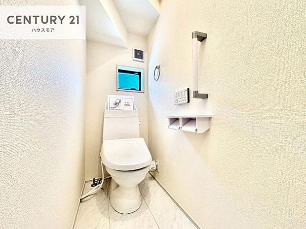 1・2階にトイレがございます!朝の忙しい時間帯も待たずにすみそうですね。白を基調とした清潔感のあるトイレでお手入れがしやすいです!