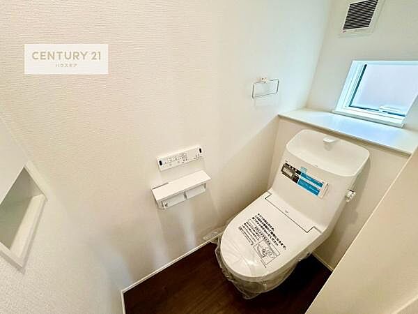 1・2階にトイレがございます！朝の忙しい時間帯も待たずにすみそうですね。白を基調とした清潔感のあるトイレでお手入れがしやすいです！