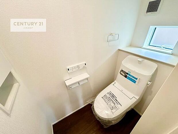 1・2階にトイレがございます!朝の忙しい時間帯も待たずにすみそうですね。白を基調とした清潔感のあるトイレでお手入れがしやすいです!