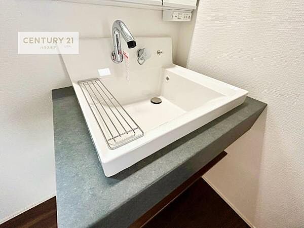 深い洗面台ボウルは、水が跳ねにくいのでお手入れが楽々！清潔感が保てます！キレイな洗面所で自分磨きのモチベーションが上がりますね！