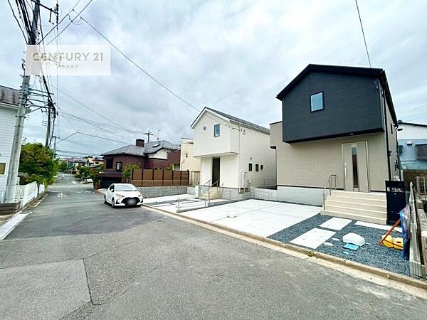前面道路6ｍ！陽当り良好な立地です。車庫入れが苦手な方も安心ですね。