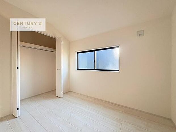 掃き出し窓がないお部屋は、お子様のお部屋としても安心です!収納スペースも充実しているので散らかったお部屋をサッと片付けられます!