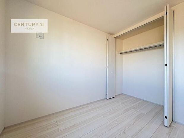 掃き出し窓がないお部屋は、お子様のお部屋としても安心です!収納スペースも充実しているので散らかったお部屋をサッと片付けられます!