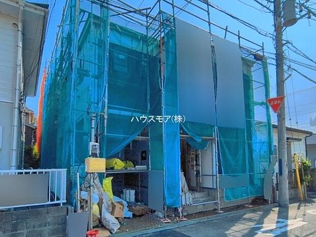 ガレージの駐車場は、雨や風から車を守ってくれるので大切に管理ができるので安心!