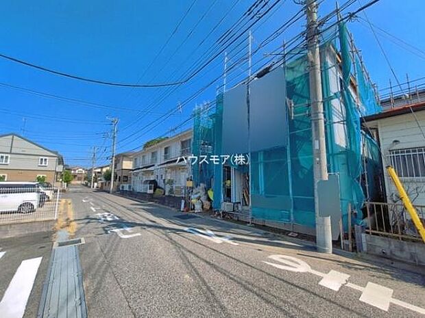 前面道路は6m!陽当り良好な立地です。車庫入れが苦手な方も安心ですね。