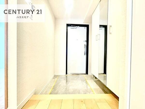 ミラー付きシューズボックス付きなので、玄関が片付きお掃除がしやすいです！スッキリした玄関で戸を開けた瞬間、清潔感のある心地いい空間が出迎えてくれます。