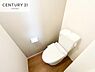 トイレ：1・2階にトイレがございます！朝の忙しい時間帯も待たずにすみそうですね。白を基調とした清潔感のあるトイレでお手入れがしやすいです！