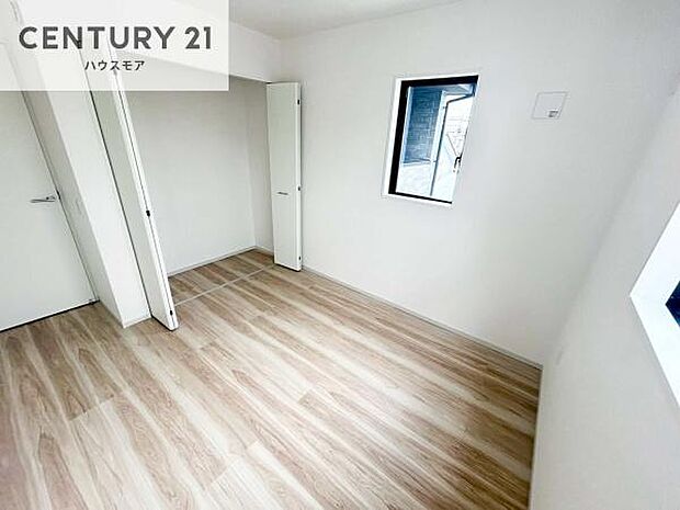 掃き出し窓がないお部屋は、お子様のお部屋としても安心です!収納スペースも充実しているので散らかったお部屋をサッと片付けられます!