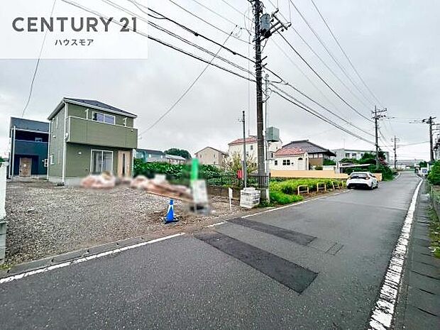 前面道路は4.73m!陽当り良好な立地です。車庫入れが苦手な方も安心ですね。