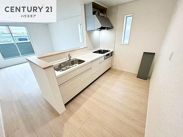 大人気の対面式システムキッチンを採用しています!ご家族のコミュニケーションが自然と増える設計です。お子様にも目が届くので嬉しいですね!広々使えて快適で作業が進みます。