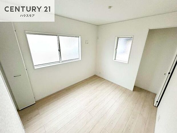 掃き出し窓がないお部屋は、お子様のお部屋としても安心です!収納スペースも充実しているので散らかったお部屋をサッと片付けられます!