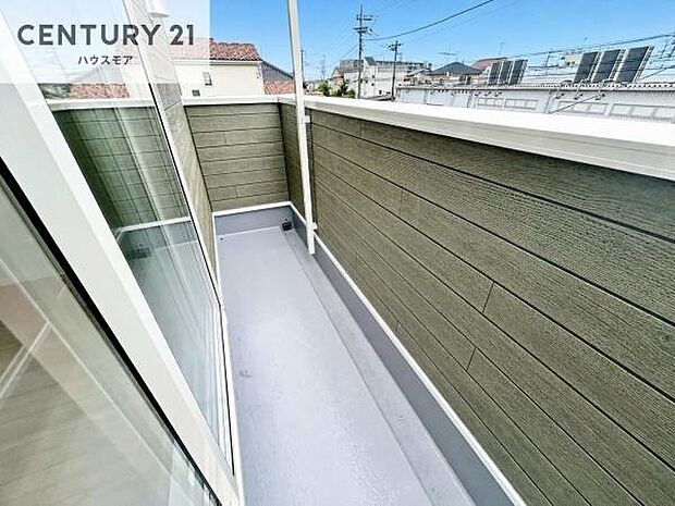 広々としているバルコニーです!お洗濯物を干すのはもちろん風に当たりながらくつろぎタイムが送れます!