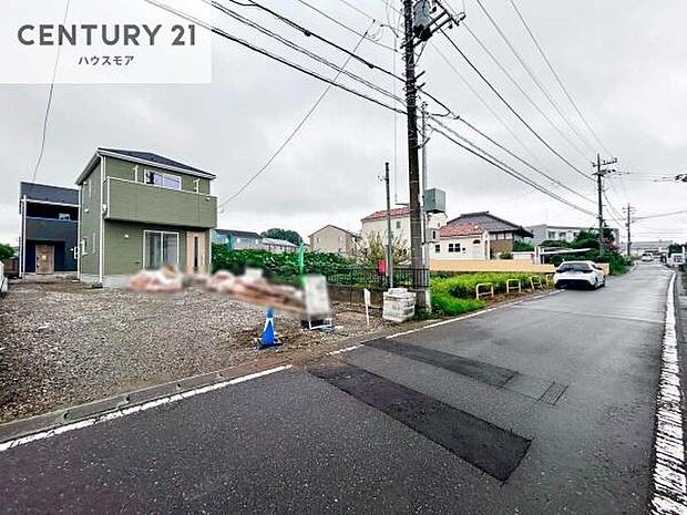 前面道路は4.73m!陽当り良好な立地です。車庫入れが苦手な方も安心ですね。