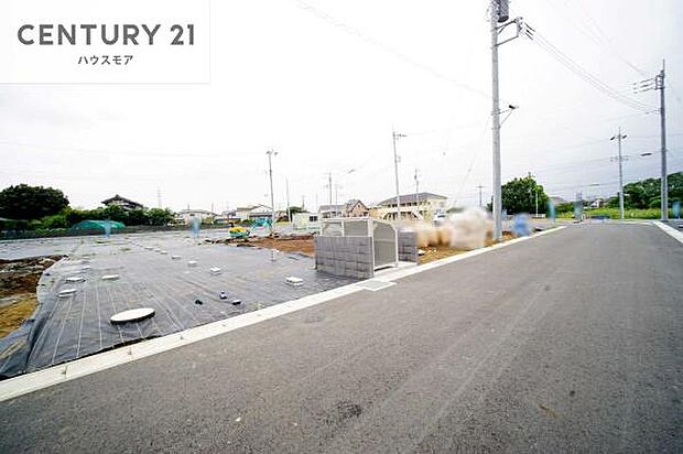 前面道路は5.5ｍ！陽当り良好な立地です。車庫入れが苦手な方も安心ですね。