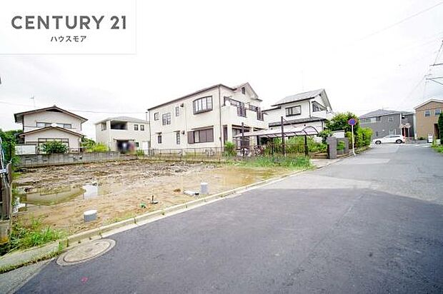 前面道路は6mで車庫入れもスムーズ!駐車スペースは2台分ついてます!