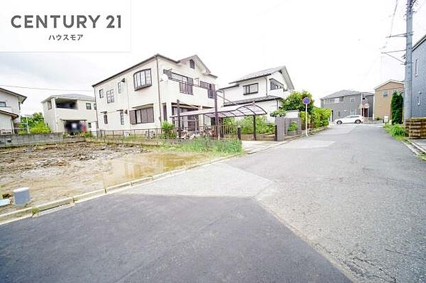 前面道路は6ｍで車庫入れもスムーズ！駐車スペースは2台分ついてます！