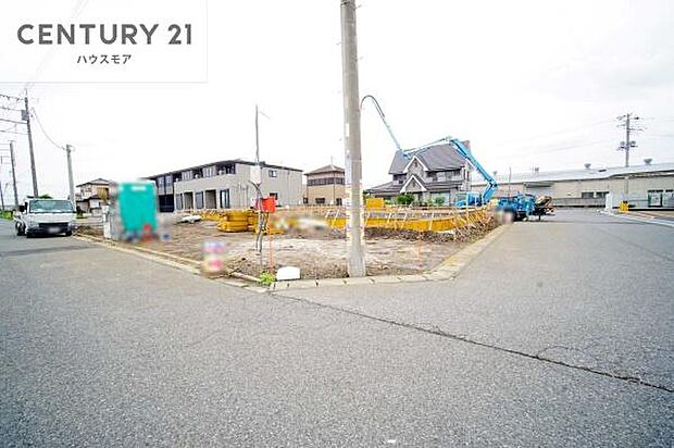 前面道路は8m×8m!陽当り良好な立地です。車庫入れが苦手な方も安心ですね。