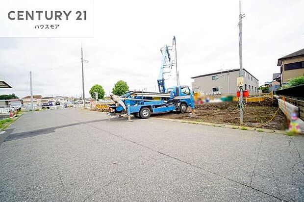前面道路は8ｍ！陽当り良好な立地です。車庫入れが苦手な方も安心ですね。