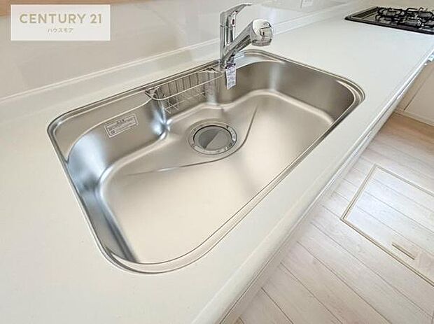 ワイドなシンクですね！水が跳ねにくく洗物がしやすい家事が楽々仕様のシステムキッチンです！デザイン性と機能性を兼ねたキッチンで清潔感がありますね！（同仕様）
