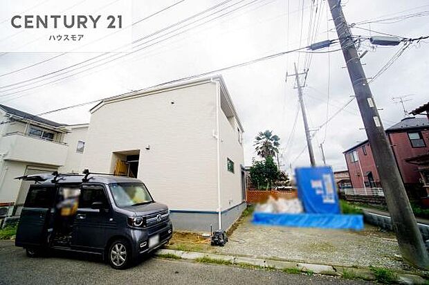 駐車スペースは2台分あります!セカンドカーはもちろん、バイクや自転車なども置き場所に困りません。