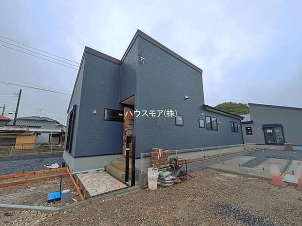 駐車スペースは最大3台分あります!セカンドカーはもちろん、バイクや自転車なども置き場所に困りません。