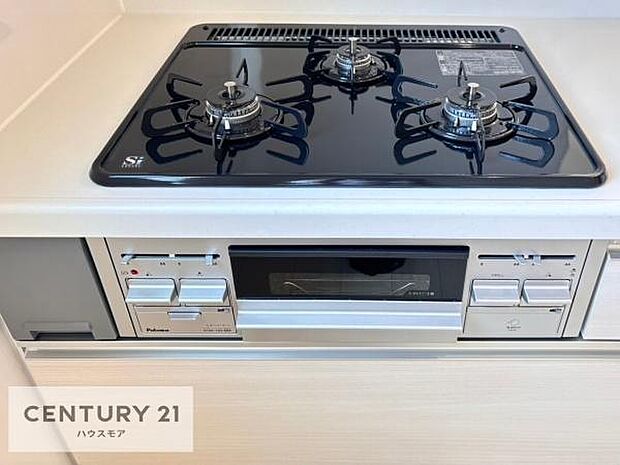 コンロは三口あるのでお料理の同時進行ができます。もちろんグリル付きです。調理スペースも広々している為作業がしやすい!使い勝手が良いシステムキッチンです!(同仕様)