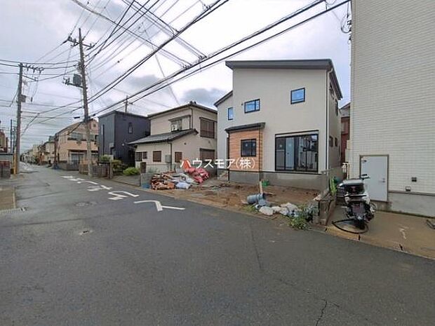 前面道路は5.5m!陽当り良好な立地です。車庫入れが苦手な方も安心ですね。