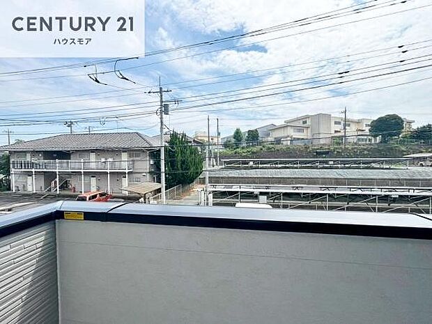 晴れた日には青い空を見渡せる開放的な時間を楽しめます。気持ちの良い風が通り抜ける街並みです！【現地販売会開催中】