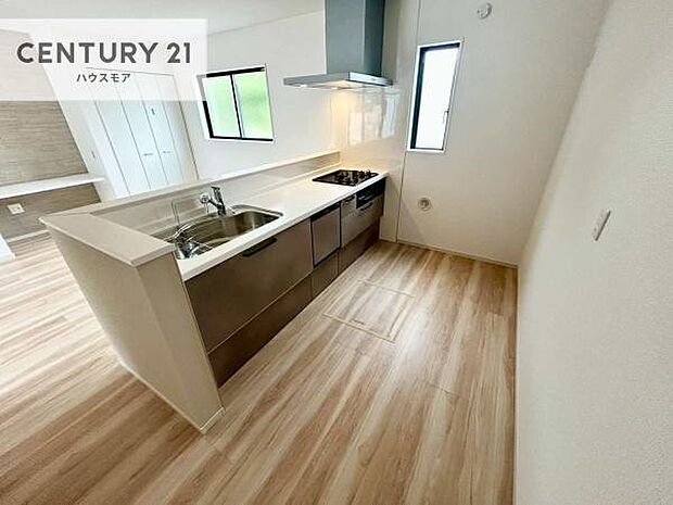 人気の対面式システムキッチンを採用しています!ご家族のコミュニケーションが自然と増える設計です。お子様にも目が届くので嬉しいですね!広々使えて快適で作業が進みます。
