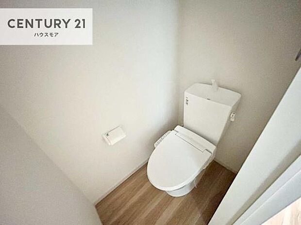 1・2階にトイレがございます!朝の忙しい時間帯も待たずにすみそうですね。白を基調とした清潔感のあるトイレでお手入れがしやすいです!