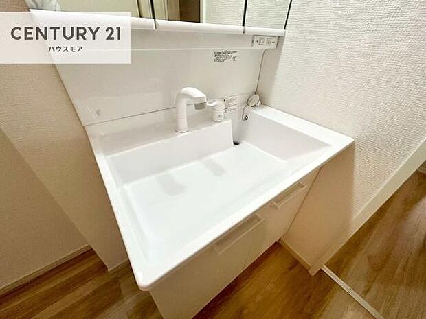 深い洗面台ボウルは、水が跳ねにくいのでお手入れが楽々!清潔感が保てます!キレイな洗面所で自分磨きのモチベーションが上がりますね!