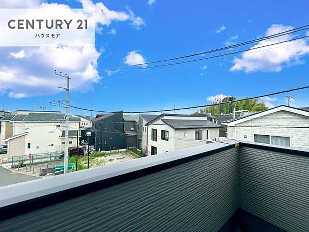 晴れた日には青い空を見渡せる開放的な時間を楽しめます。気持ちの良い風が通り抜ける街並みです!
