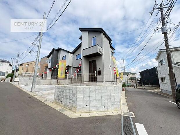 前面道路5m×5.4m!陽当り良好な立地です。車庫入れが苦手な方も安心ですね。