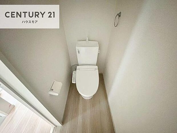 1・2階にトイレがございます!朝の忙しい時間帯も待たずにすみそうですね。白を基調とした清潔感のあるトイレでお手入れがしやすいです!