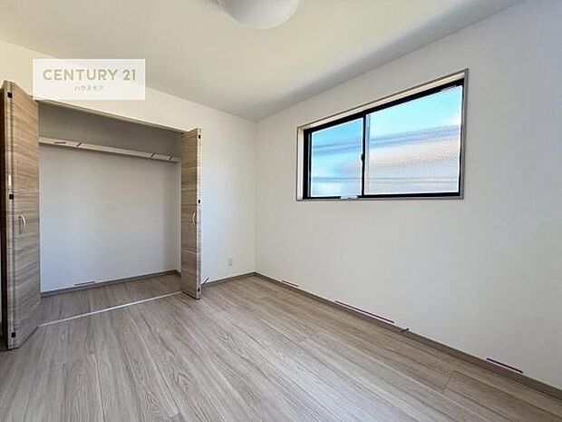 掃き出し窓がないお部屋は、お子様のお部屋としても安心です!収納スペースも充実しているので散らかったお部屋をサッと片付けられます!