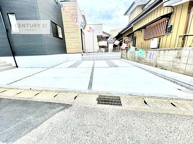 駐車スペースは2台分あります(車種による)!セカンドカーはもちろん、バイクや自転車なども置き場所に困りません。