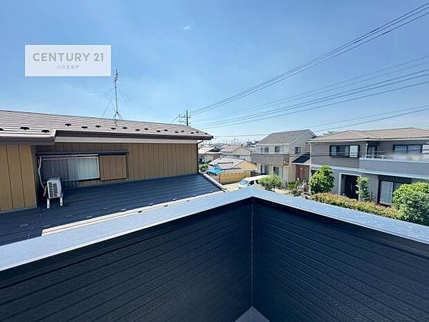 晴れた日には青い空を見渡せる開放的な時間を楽しめます。気持ちの良い風が通り抜ける街並みです!