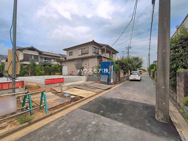前面道路4m。陽当り良好な立地です。車庫入れが苦手な方も安心ですね。