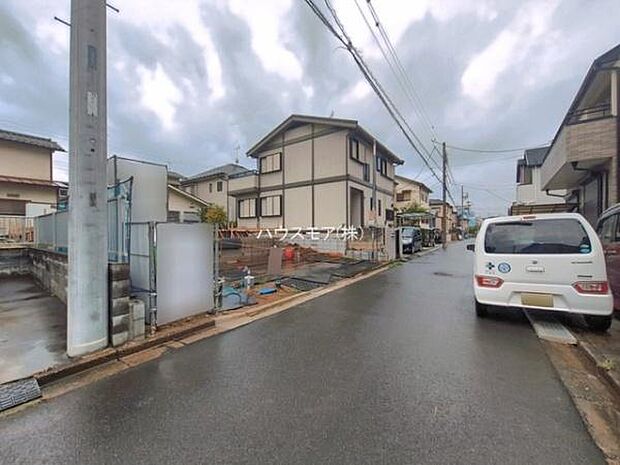 前面道路は4.5m!陽当り良好な立地です。車庫入れが苦手な方も安心ですね。